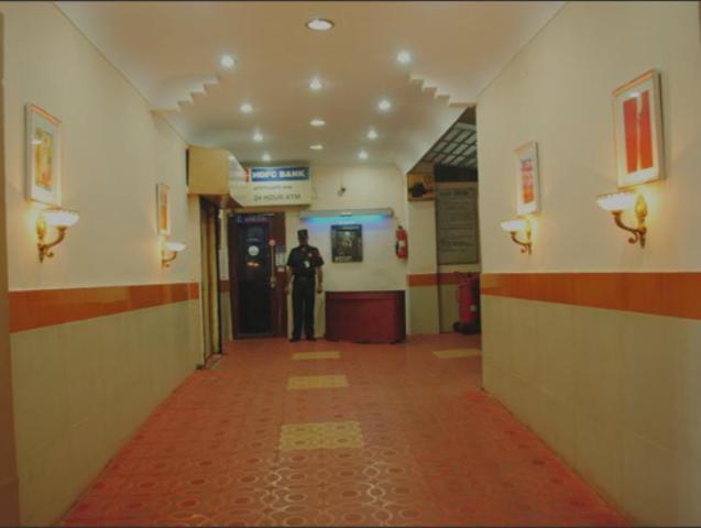 Neeranand Dalhousie- A Pure Vegetarian Hotel Калькутта Экстерьер фото